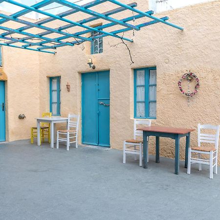 Caveland Hostel Karterados  Exterior photo